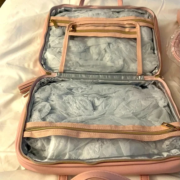 ‼️SOLD‼️ PINK  CHEVRON DUFFLE BAG WITH MATCHING COSMETICS CASE NWOT - Picture 3 of 3